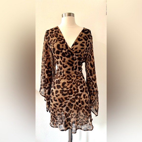 Dresses & Skirts - MEOW! VOLUP size! 🔥 Leopard Print SHEER Wrap lounge Dress by Metrostyle size 16